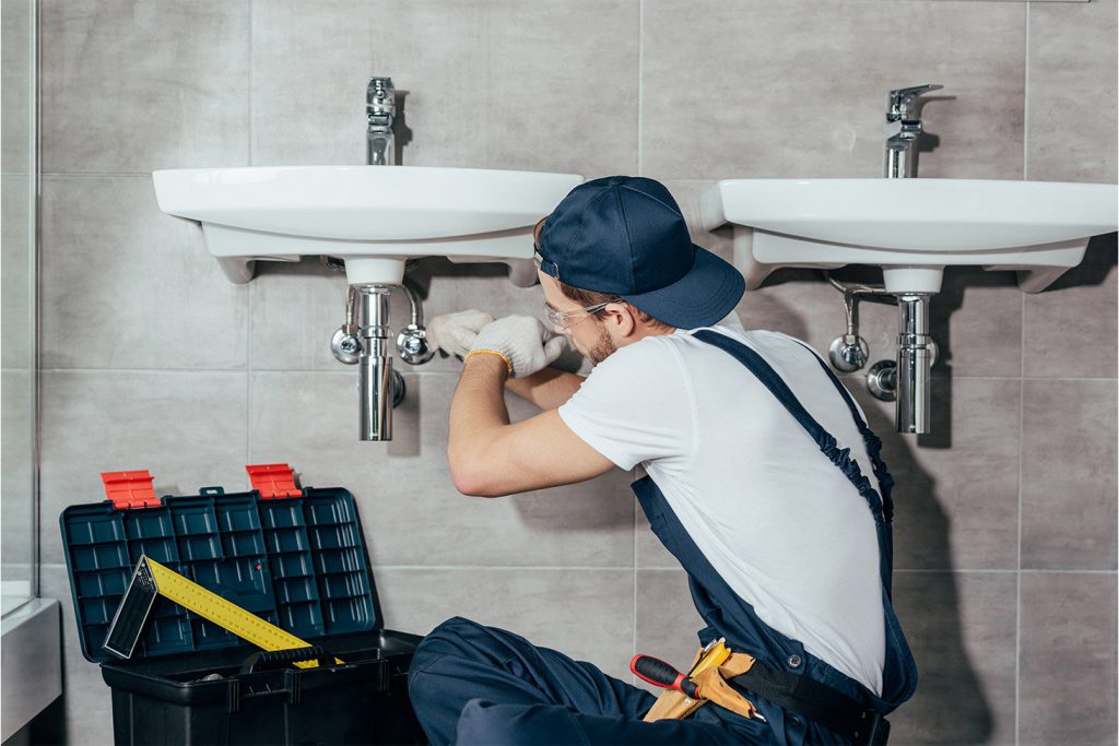 Dubai plumber repairing leaking pipe and kitchen plumbing
